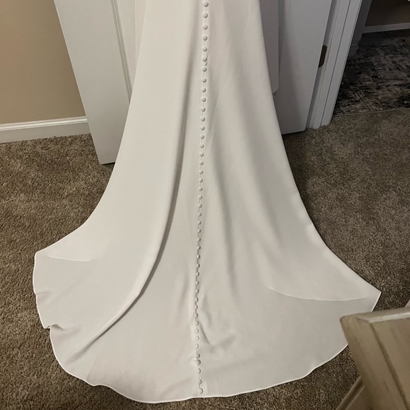 NEVER WORN BEFORE WEDDING DRESS. - Picture 5 of 7